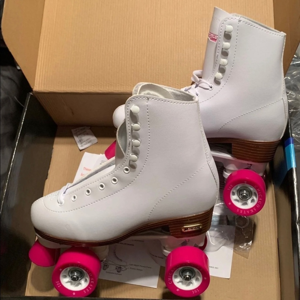 NIB Chicago Skates size 7 (fits like 8)